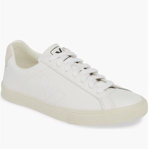 VEJA Sneakers - Size 7 (USED)